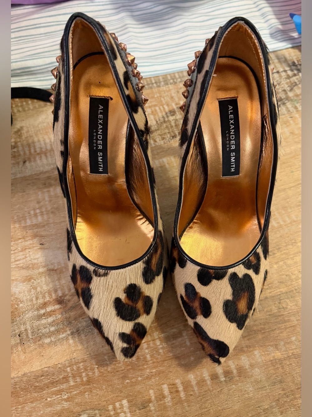Womens Alexander Smith leopard print pumps with spiked stud detailing. Size 38.5